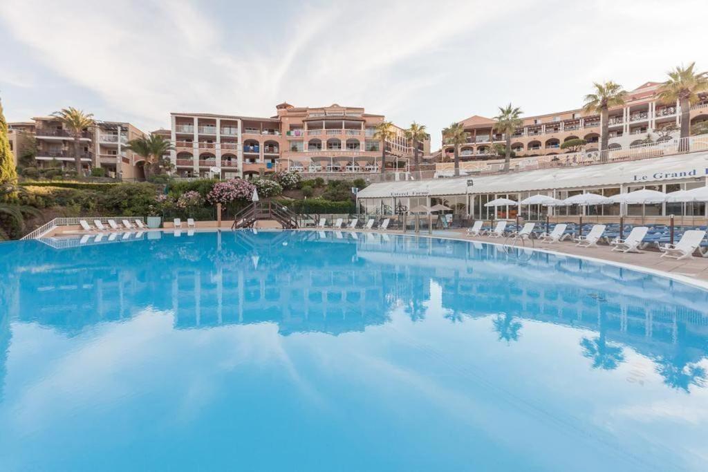 Cadre D'Exception: Panoramic Sea View Apartment in Saint-Raphael Exterior photo