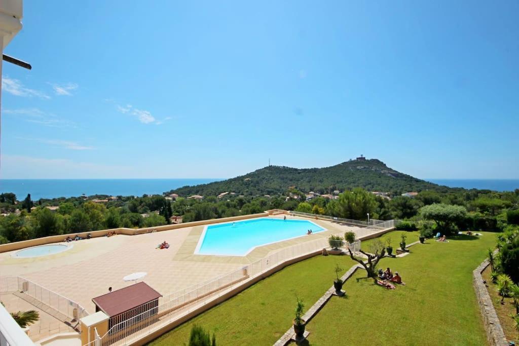 Cadre D'Exception: Panoramic Sea View Apartment in Saint-Raphael Exterior photo