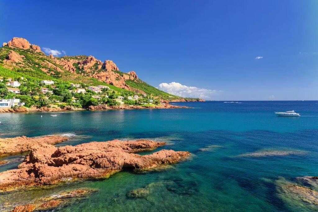 Cadre D'Exception: Panoramic Sea View Apartment in Saint-Raphael Exterior photo