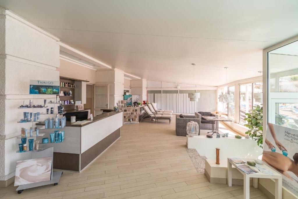 Cadre D'Exception: Panoramic Sea View Apartment in Saint-Raphael Exterior photo